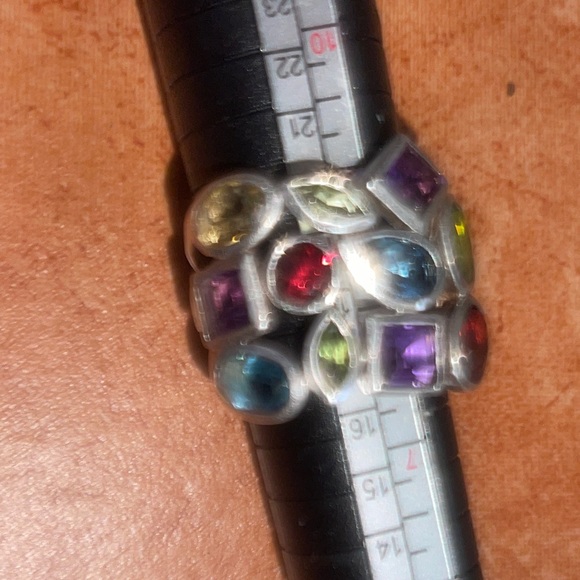 BEAUTIFUL MULTI STONE RING - Picture 12 of 14